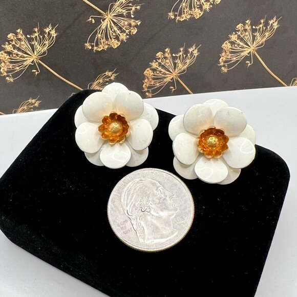 Sarah Coventry White Flower and Gold Domed CLIP Earrings Duo - Picture 5 of 6